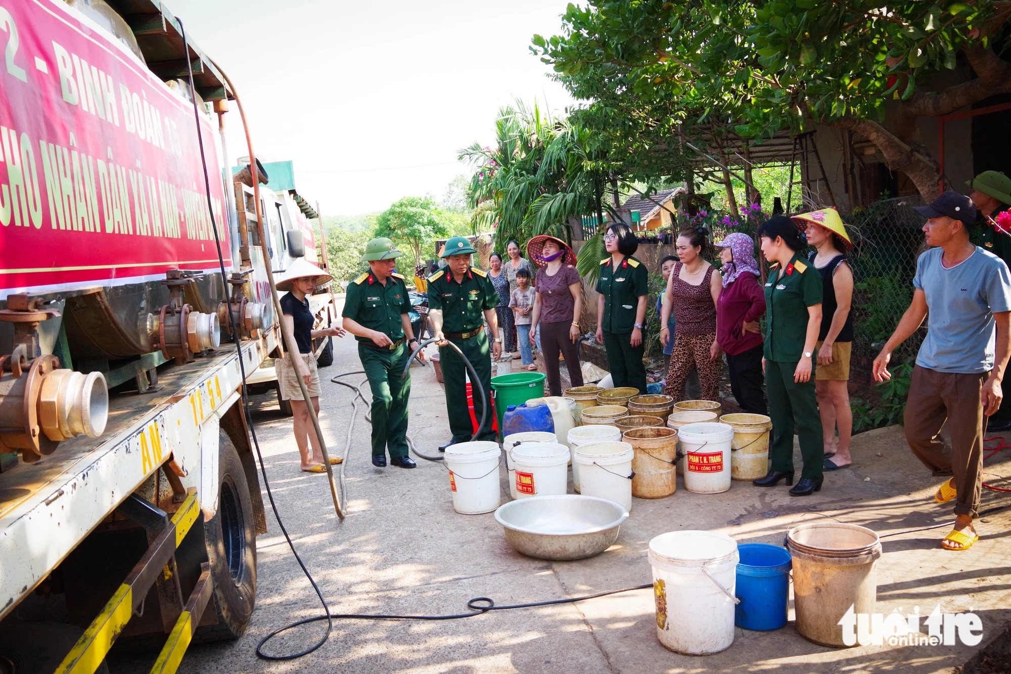 Local people prepare buckets and washing tubs to get fresh water offered by police and military forces in La Nan Commune, Duc Co District, Gia Lai Province, Vietnam’s Central Highlands. Photo: Van Dan / Tuoi Tre