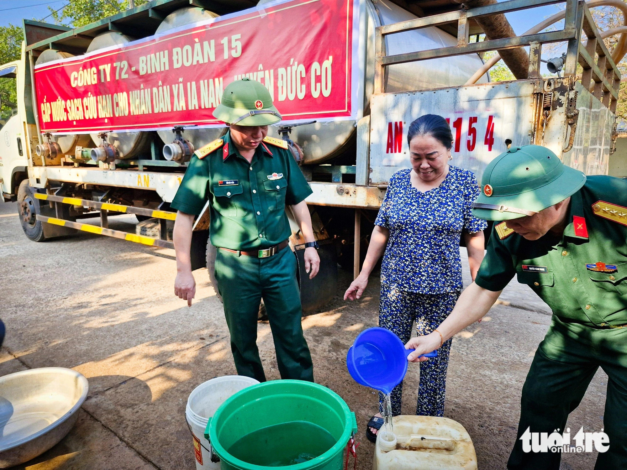 Military officers refill containers with fresh water in Vietnam’s Central Highlands. Photo: Van Dan / Tuoi Tre