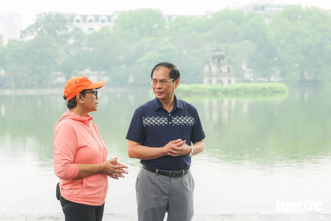 Vietnam FM Bui Thanh Son enjoys 'pho,' walks with Indonesian counterpart in Hanoi