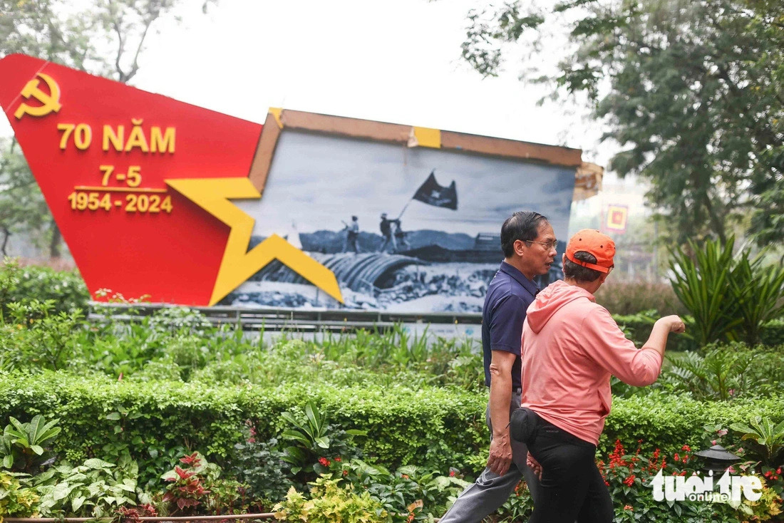Visiting Indonesian Minister of Foreign Affairs Retno Marsudi goes past an architectural work commemorating the 70th anniversary of the Dien Bien Phu Victory during their walk in the Hoan Kiem Lake area in Hanoi on April 24, 2024. Photo: Nguyen Khanh / Tuoi Tre
