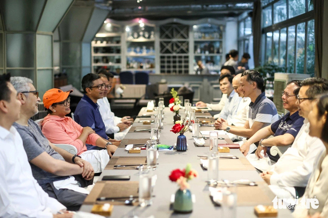 Vietnam’s Minister of Foreign Affairs Bui Thanh Son and his entourage (R) entertain an Indonesian delegation led by Son’s counterpart Retno Marsudi with a pho breakfast at a restaurant in Hanoi on April 24, 2024. Photo: Nguyen Khanh / Tuoi Tre