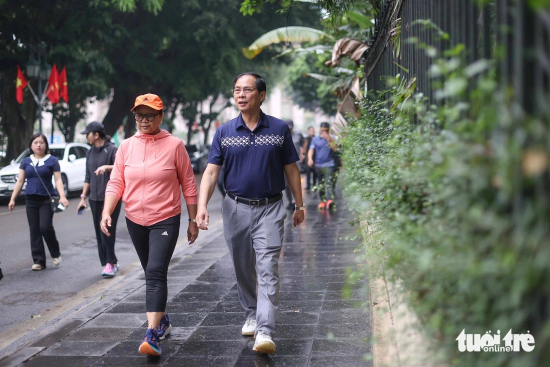 Vietnamese and Indonesian foreign ministers Bui Thanh Son and Retno Marsudi join locals in Hanoi in walking around the Hoan Kiem Lake in the capital on April 24, 2024. Photo: Nguyen Khanh / Tuoi Tre