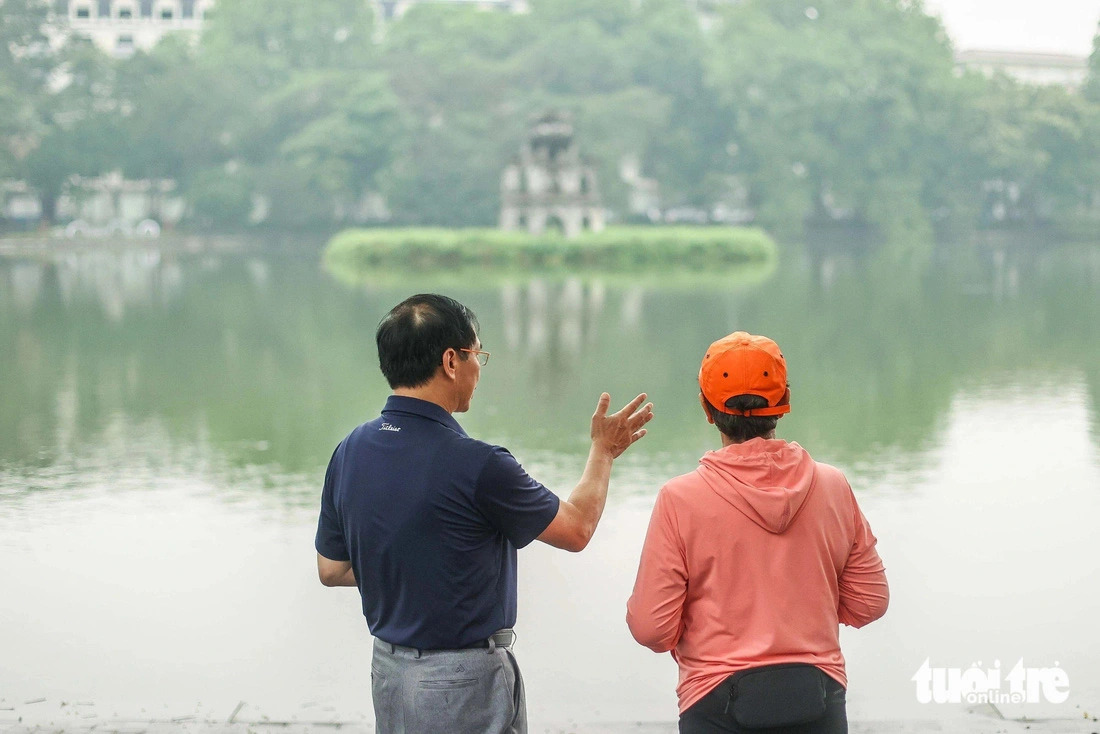 Vietnam’s Minister of Foreign Affairs Bui Thanh Son tells his Indonesian counterpart Retno Marsudi about the history of the Hoan Kiem Lake as well as surrounding works. Photo: Nguyen Khanh / Tuoi Tre