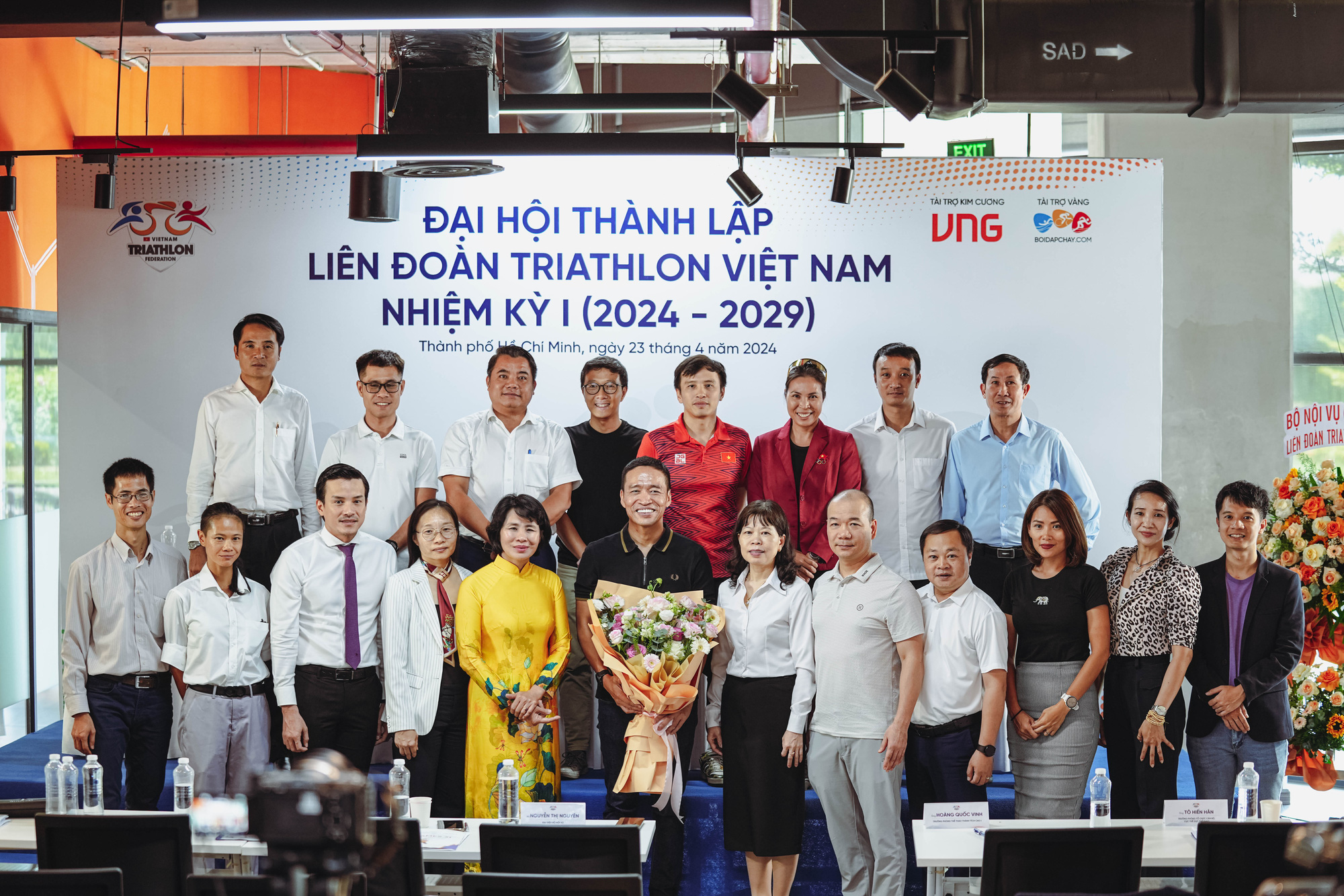 Delegates pose for a photo at the launching event for the Vietnam Triathlon Federation in Ho Chi Minh City, April 23, 2024. Photo: Vietnam Triathlon Federation
