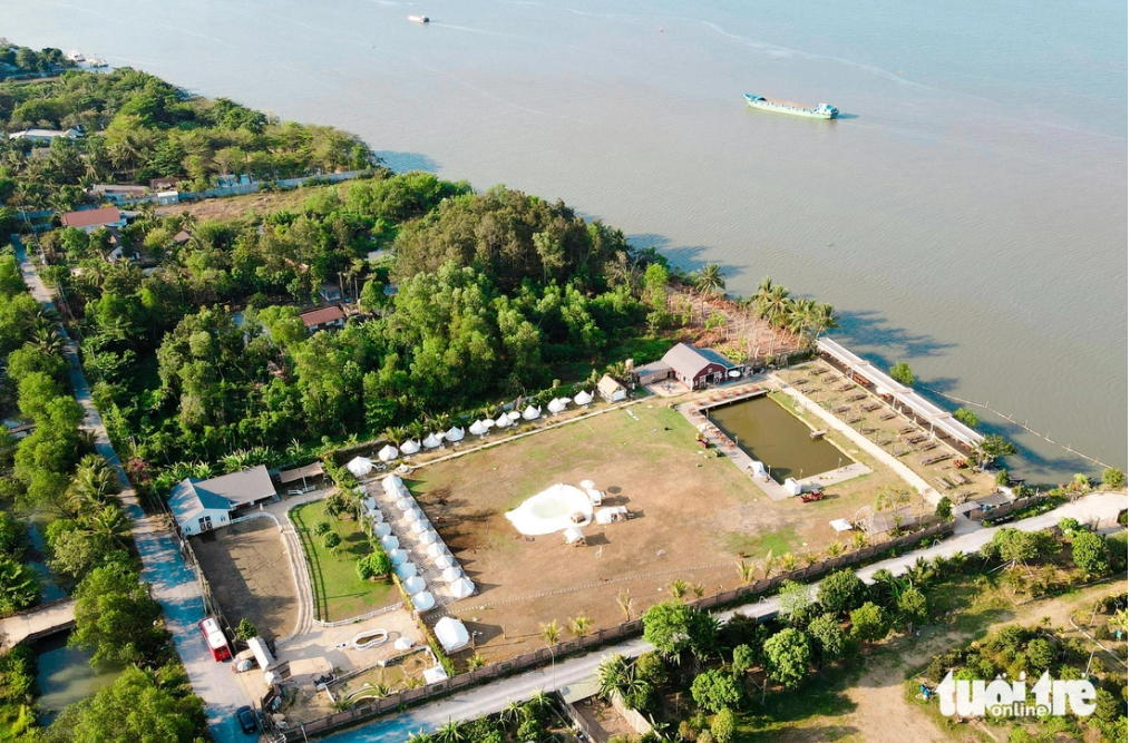 Vietgangz Glamping spans over one hectare of land with many tents, a large yard and a swimming pool. The camping site encroaches on a large river surface area. Photo: Phuong Nhi / Tuoi Tre