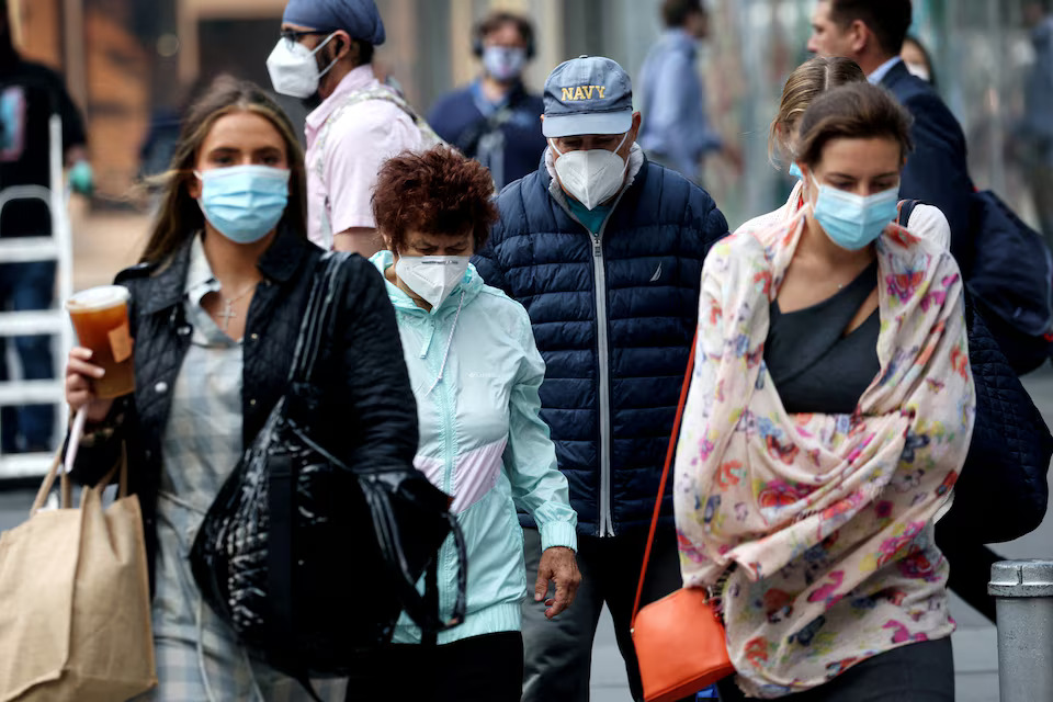 People wear protective face masks as they walk in midtown Manhattan as haze and smoke caused by wildfires in Canada continue to linger over New York City, U.S., June 8, 2023. Photo: Reuters