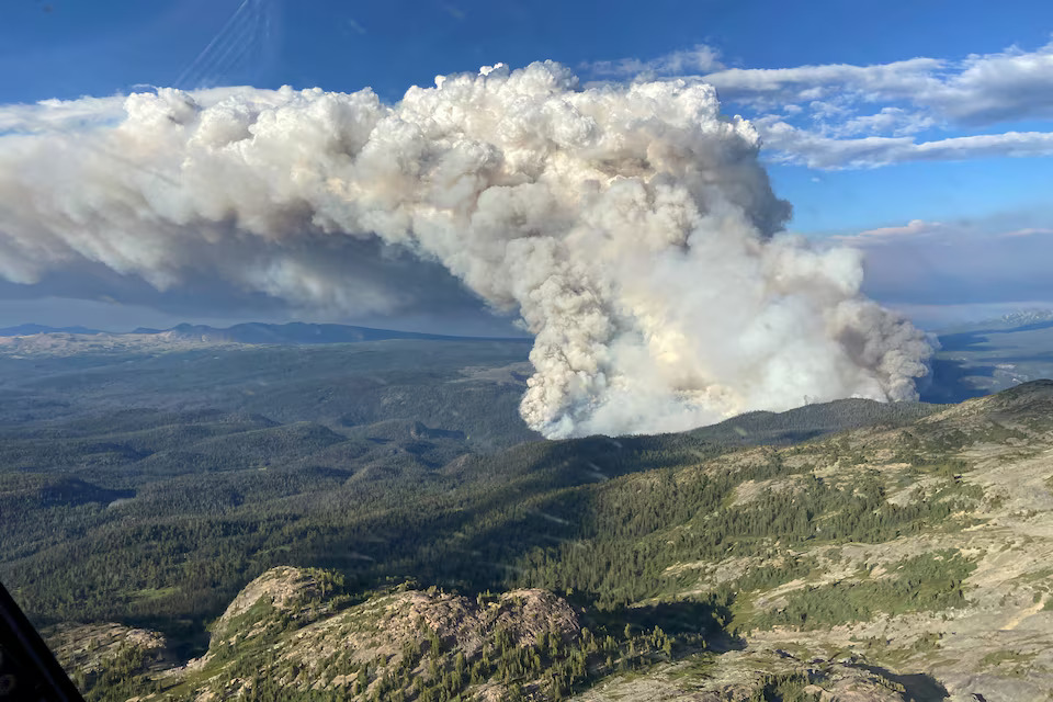 Smoke rises from the Young Creek wildfire (VA1735) in Tweedsmuir Provincial Park, west of Anahim Lake, British Columbia, Canada July 16, 2023. Photo: Reuters
