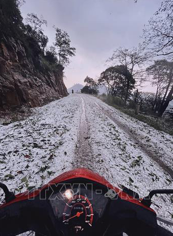 A road covered in hailstones in Hoa Binh Province on April 24, 2024. Photo: Vietnam News Agenc