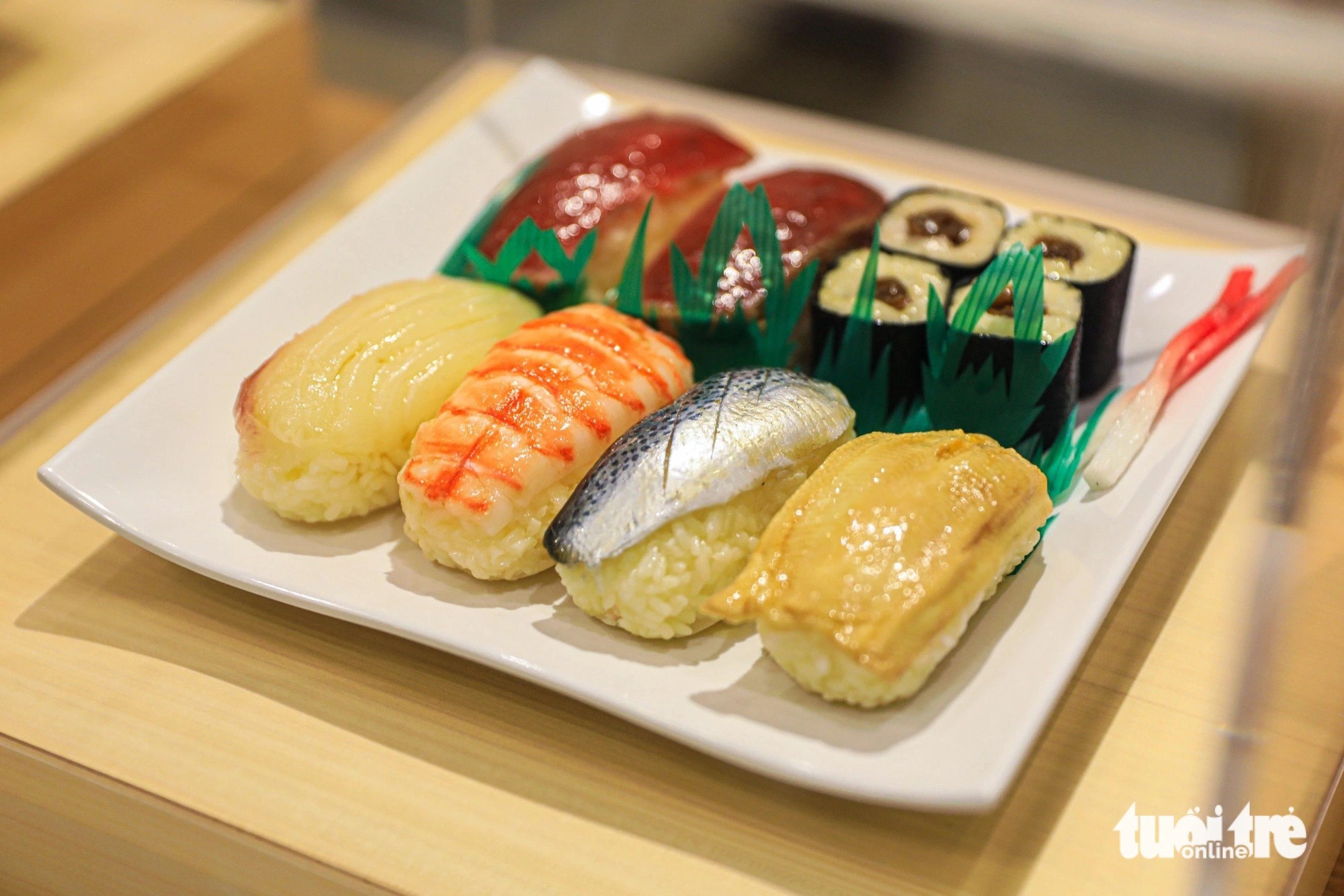 Bo-zushi features sugata-zushi fish fillets without the head and tail, pressed with white rice bars, a favored dish for festivals and commemorative events. Photo: Danh Khang / Tuoi Tre