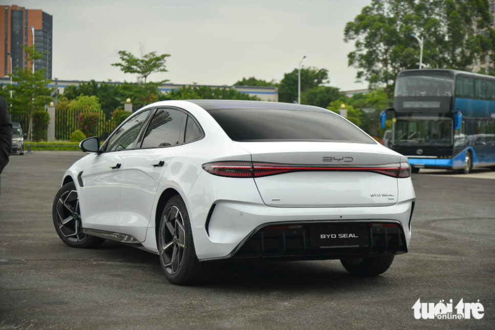 With its coupe design, the BYD Seal looks like the Porsche or Tesla. Its car drag coefficient is lower than that of the Porsche Taycan. Photo: Lee Hoang / Tuoi Tre