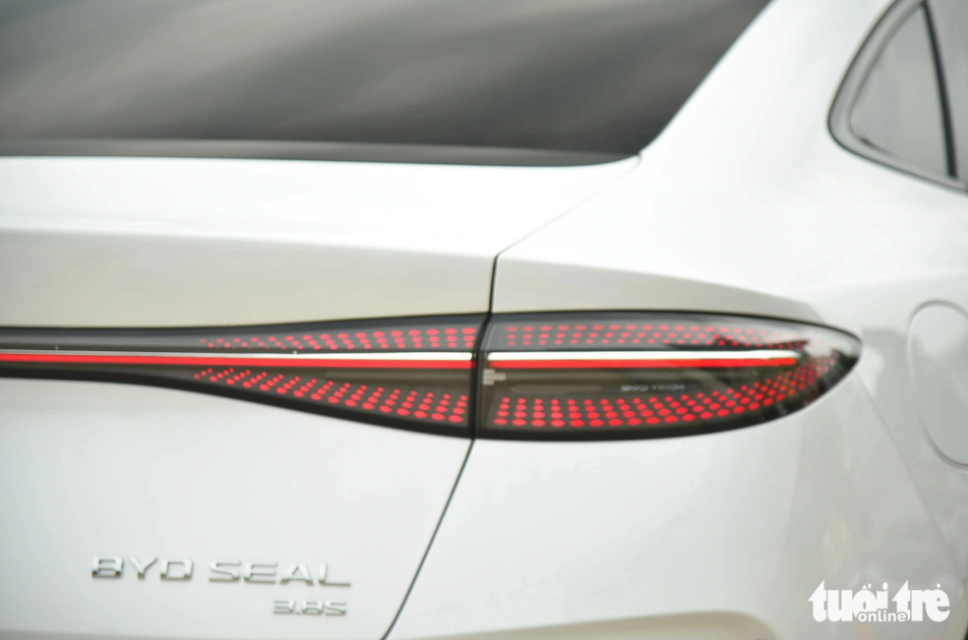 A tail light of a BYD Seal car. Photo: Lee Hoang / Tuoi Tre