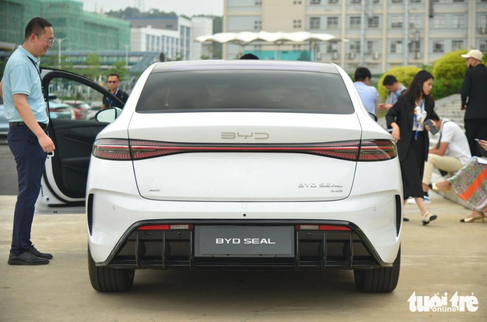 With its 82.56 kWh battery, the electric version of the BYD Seal can travel for 700 kilometers. The hybrid version boasts a 1.5L engine, an electric motor and a continuously variable transmission. Photo: Lee Hoang / Tuoi Tre