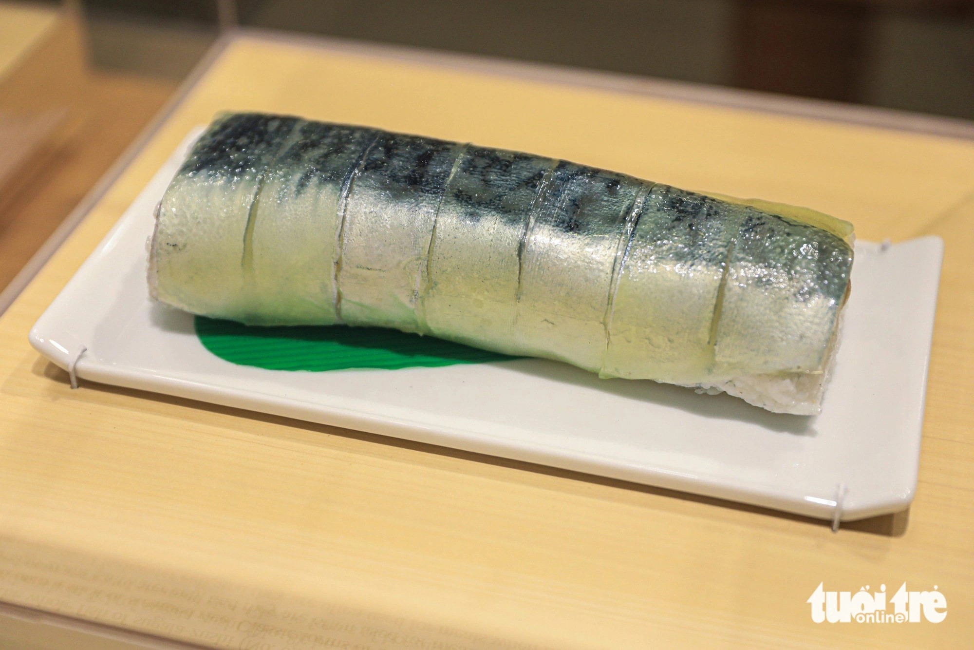 Maki-zushi has emerged as a simple and economical food option, often wrapped in nori seaweed for easy consumption. Photo: Danh Khang / Tuoi Tre