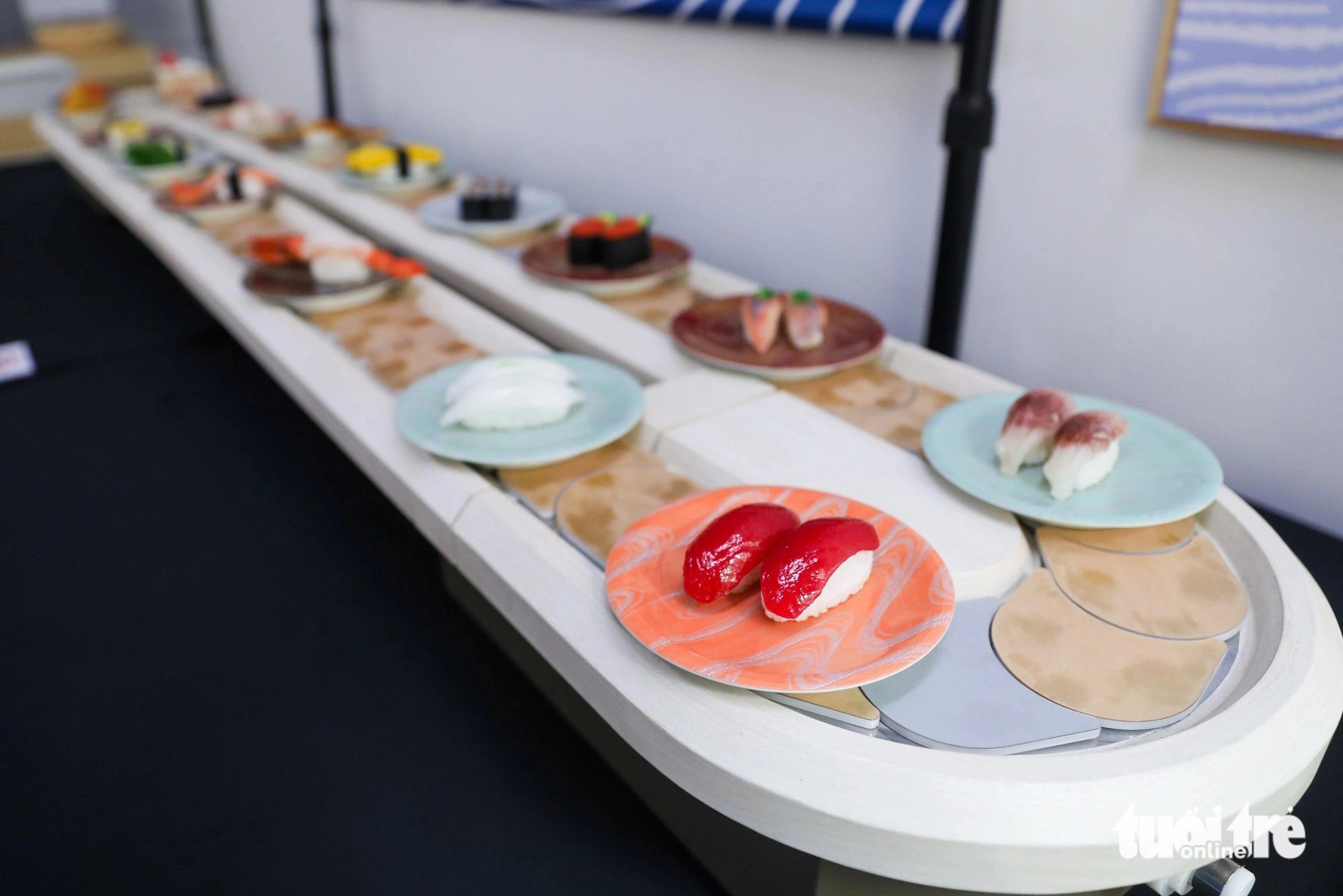 Sushi has evolved into numerous variants over time. Photo: Danh Khang / Tuoi Tre