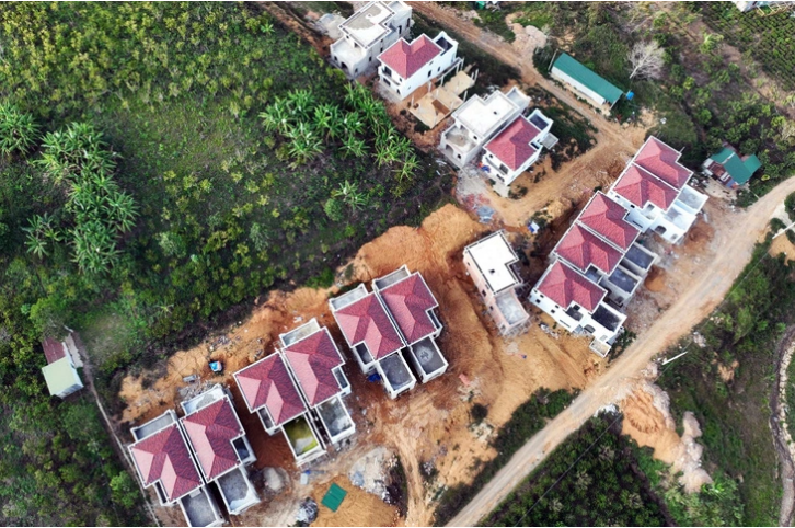 The 22 unlawfully built villas in Lam Dong Province in the Central Highlands. Photo: L.A. / Tuoi Tre