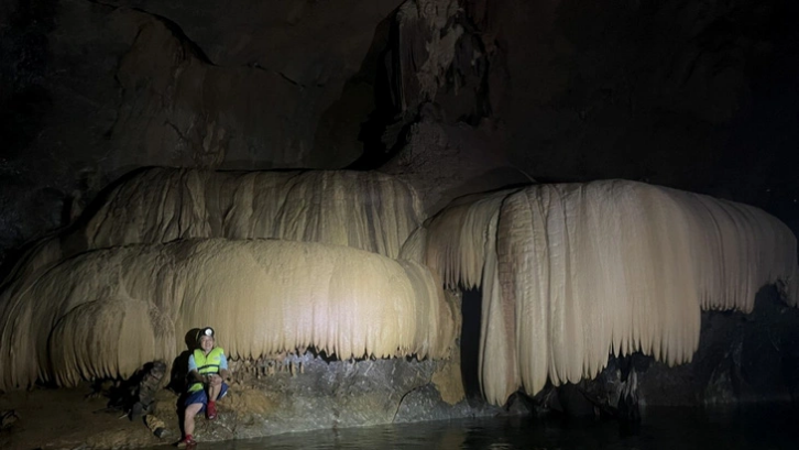 In some areas, stalactites inside Lu Cave in Quang Binh Province look like giant carpets. Photo: Tr.Tuan / Tuoi Tre