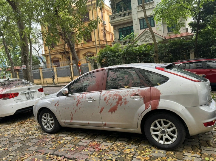 Vandals paint cars red in Hanoi