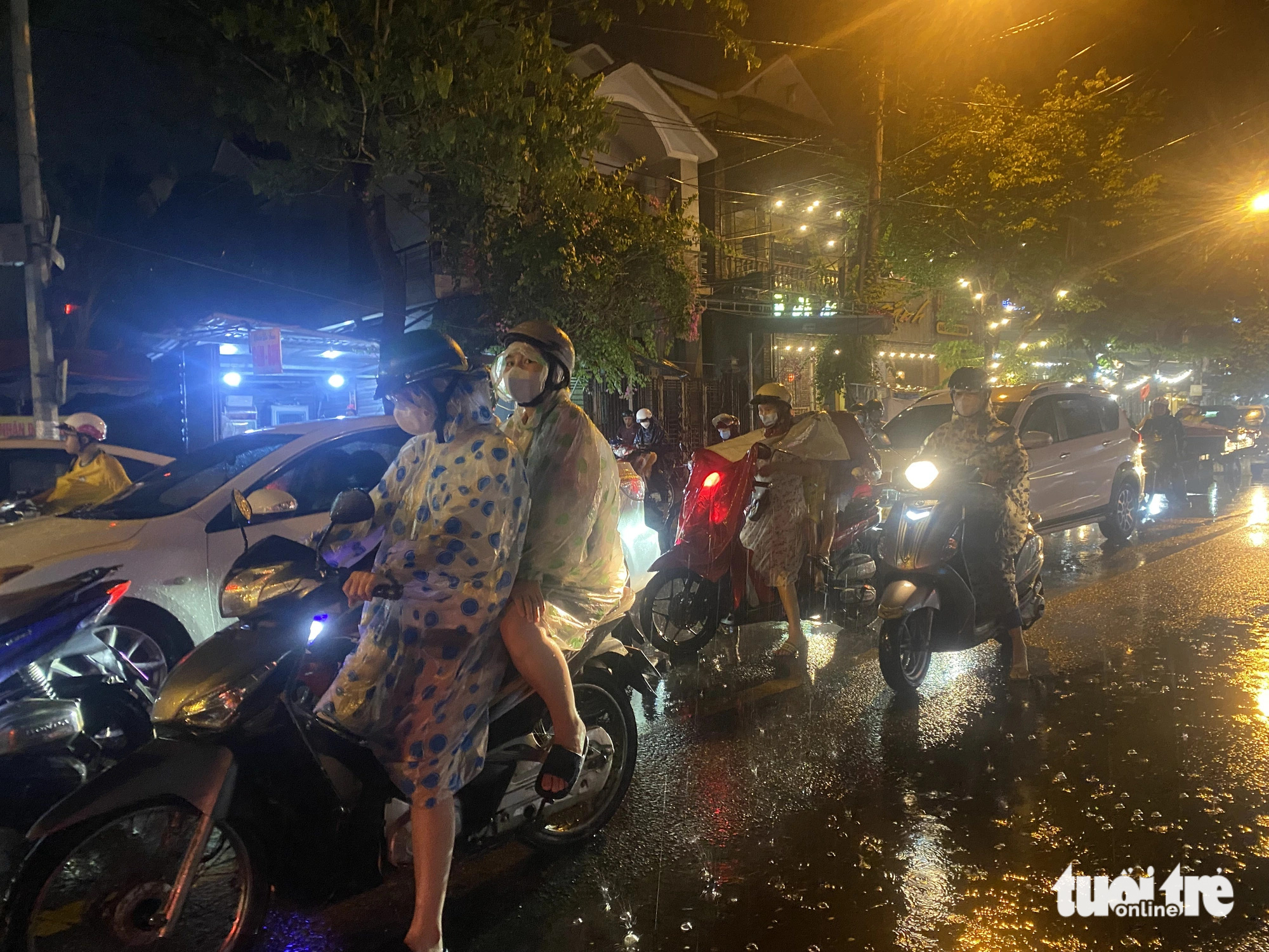 Motorcyclists travel in the rain in Da Nang City, April 26, 2024. Photo: Doan Nhan / Tuoi Tre