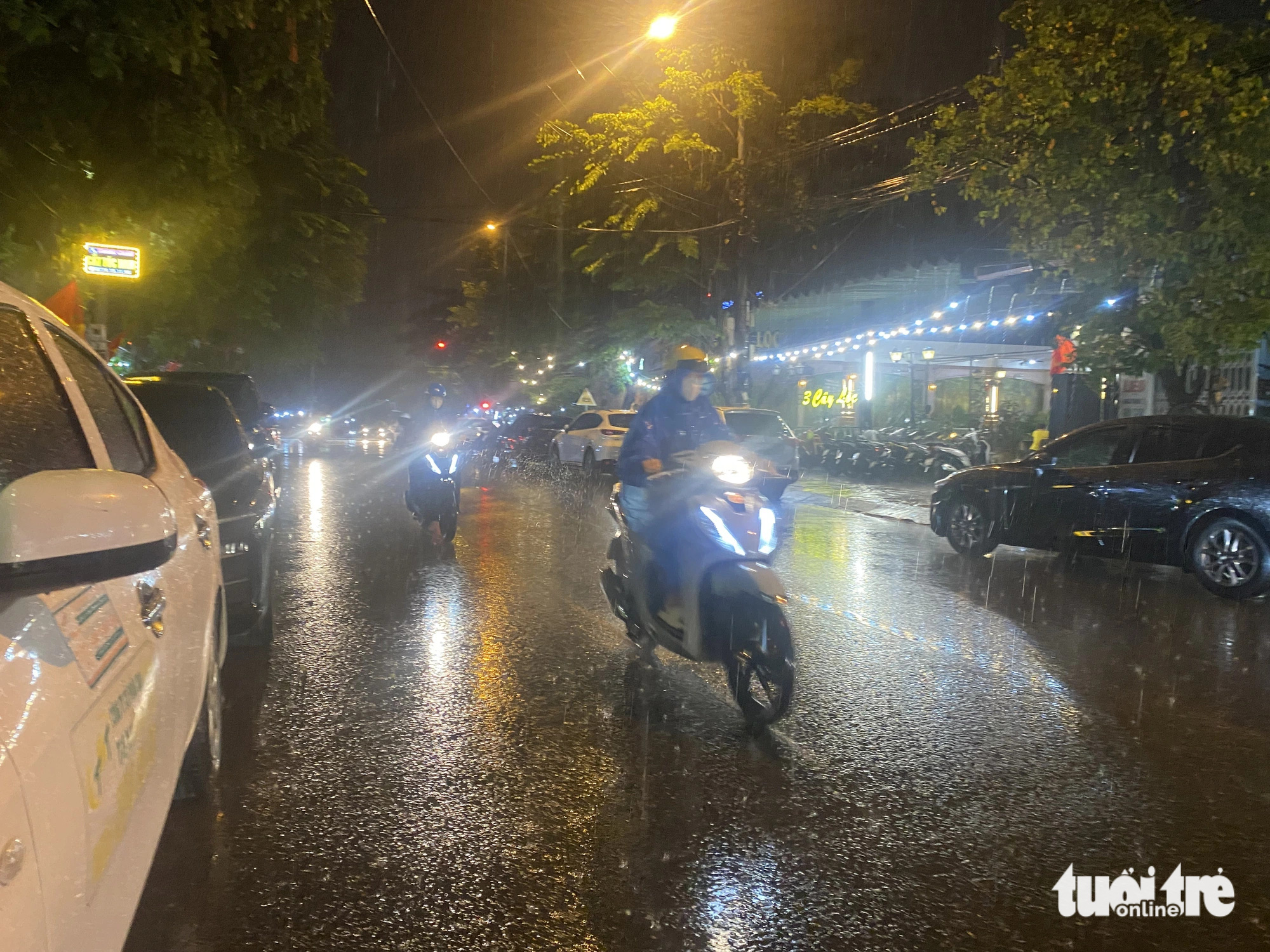 Motorcyclists travel in the rain in Da Nang City, April 26, 2024. Photo: Doan Nhan / Tuoi Tre