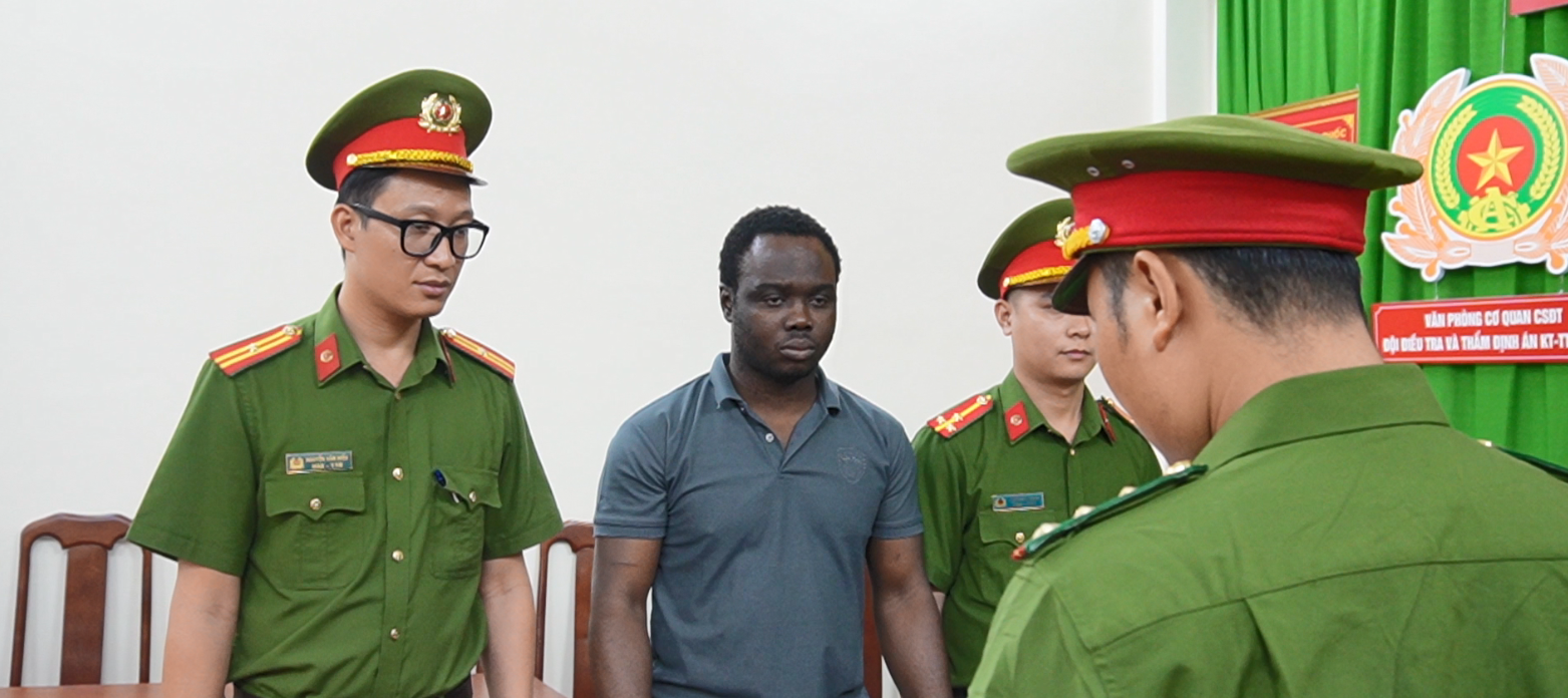 Okoye Christinan Ikechukwy (L, 2nd), a 39-year-old Nigerian, is under arrest in Ho Chi Minh City. Photo: Supplied