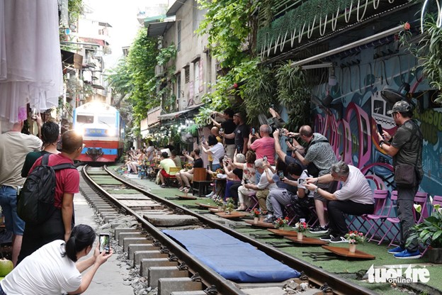 Hanoi trackside café street still a magnet for foreigners notwithstanding danger warning