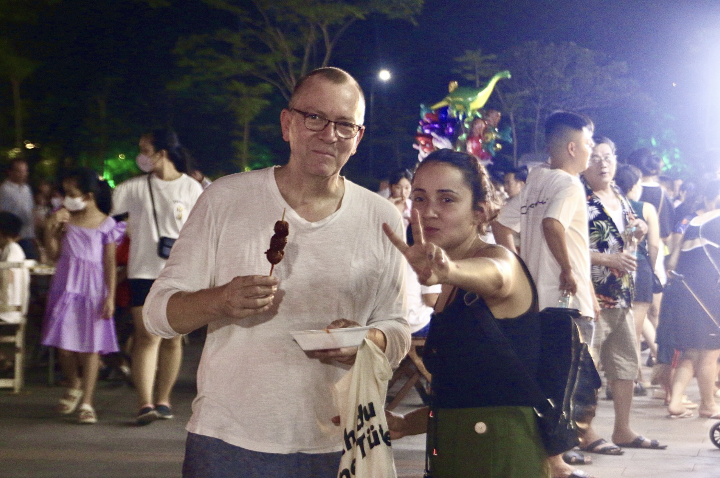 Beatrix (R), a Brazilian, shared that she was impressed by Hue-style dishes. Photo: Bao Phu / Tuoi Tre