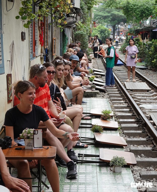Enjoying coffee at trackside cafés is an unforgettable experience for foreign travelers to Hanoi. Photo: T.T.D. / Tuoi Tre