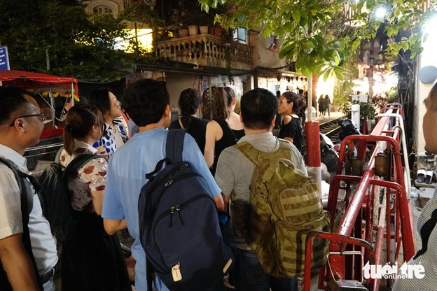 Tourists seek to enter the trackside café street in Hanoi. Photo: T.T.D. / Tuoi Tre