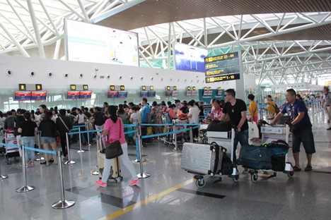 Da Nang airport’s security center hands over forgotten nearly $12,000 to passenger