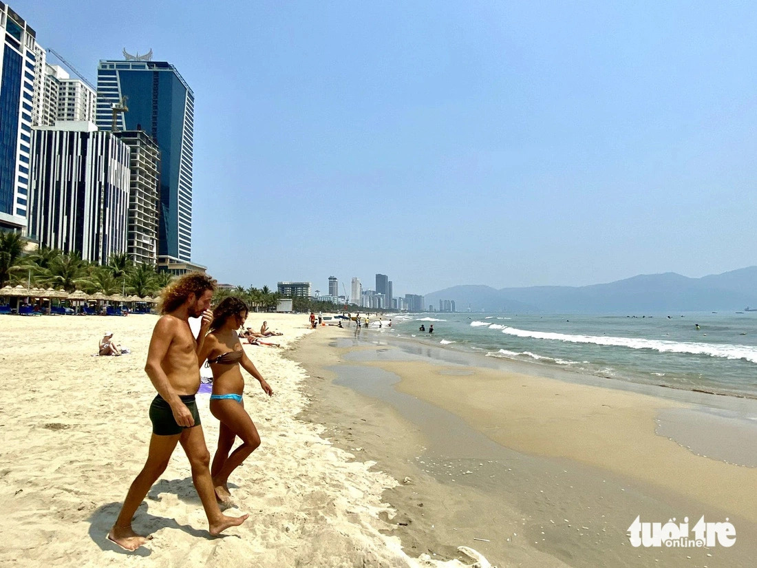 Foreigners flock to My Khe, one of Asia’s best beaches, for relaxation amid heat