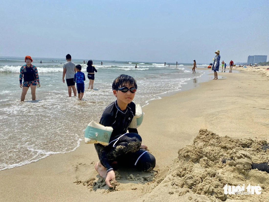 South Korean tourists are seen enjoying their time on the My Khe Beach in Da Nang City, central Vietnam on April 27, 2024. Photo: Truong Trung / Tuoi Tre
