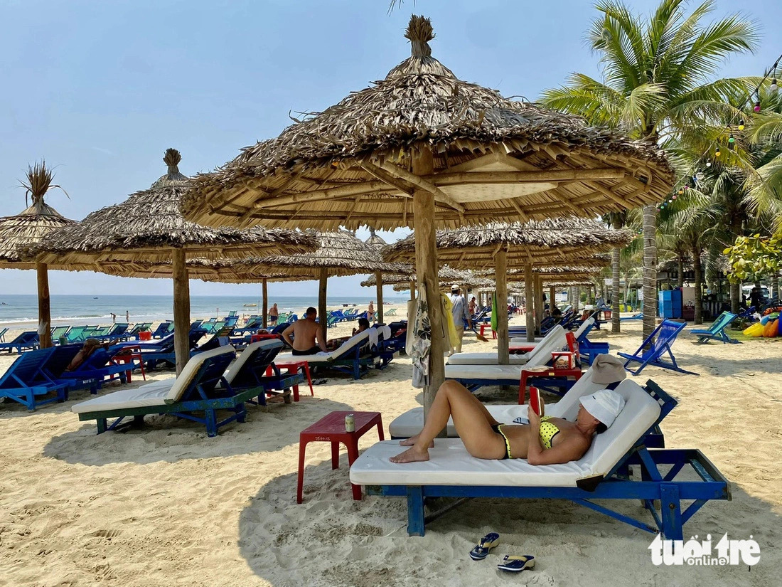 Foreign tourists are seen in an area of huts and lounge chairs on the My Khe Beach in Da Nang City, central Vietnam on April 27, 2024. Photo: Truong Trung / Tuoi Tre