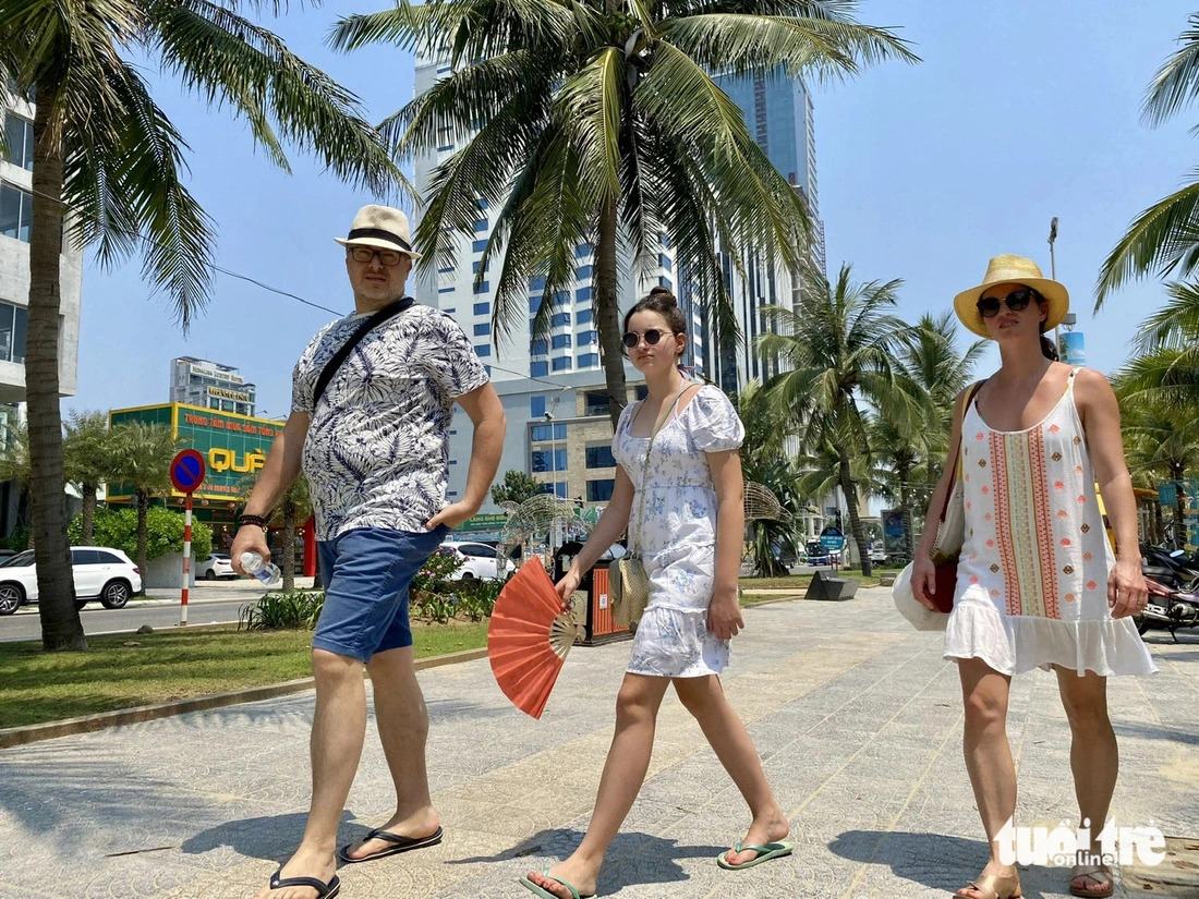 Foreign visitors take a walk in an area near the My Khe beach in Da Nang City, central Vietnam on April 27, 2024. Photo: Truong Trung / Tuoi Tre
