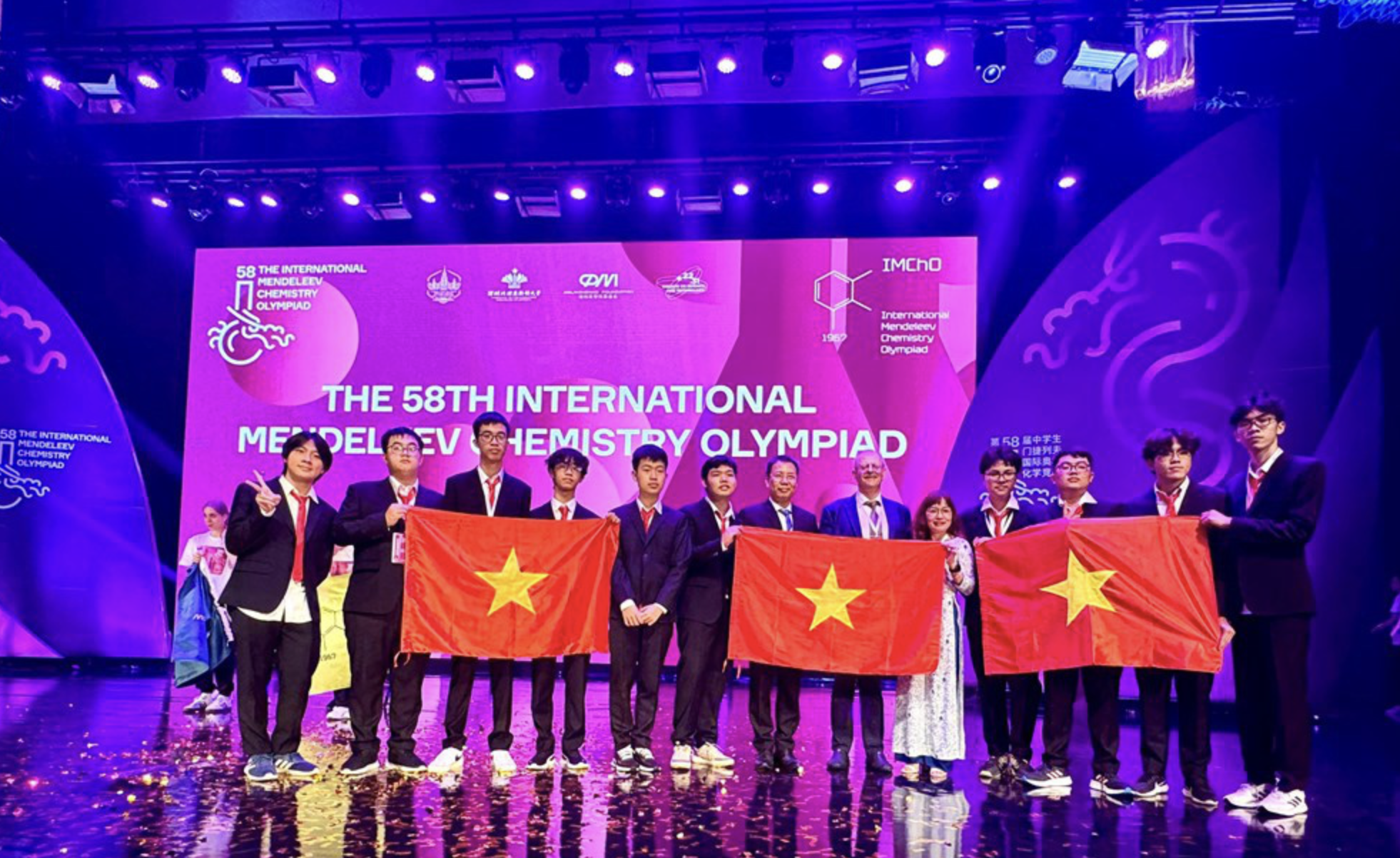 All 10 Vietnamese students bag medals at int’l Mendeleev chemistry olympiad