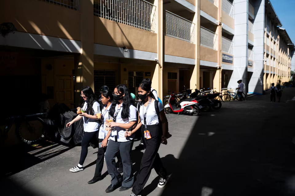 Students walk inside the campus of Commonwealth High School, in Quezon City, Metro Manila, Philippines, April 18, 2024. Photo: Reuters