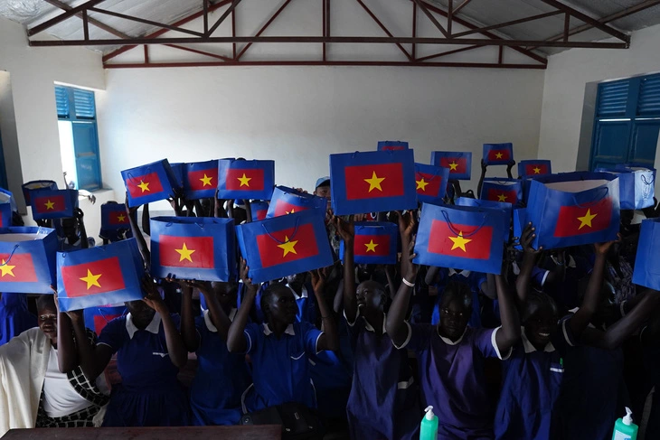 Vietnamese ‘blue beret’ medical workers offer gifts to South Sudan students