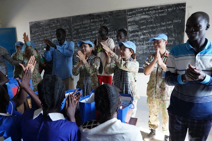 Staff of the Vietnamese Level-2 Field Hospital Rotation 5 at the United Nations Mission in South Sudan (UNMISS) sing together with students of the Bentiu Girls Primary School during their visit there on April 26, 2024. Photo: Level-2 Field Hospital Rotation 5