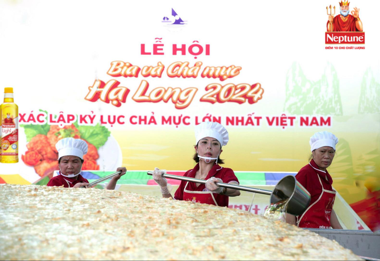 Ha Long festival fries Vietnam’s largest squid cake in 4,400 liters of cooking oil