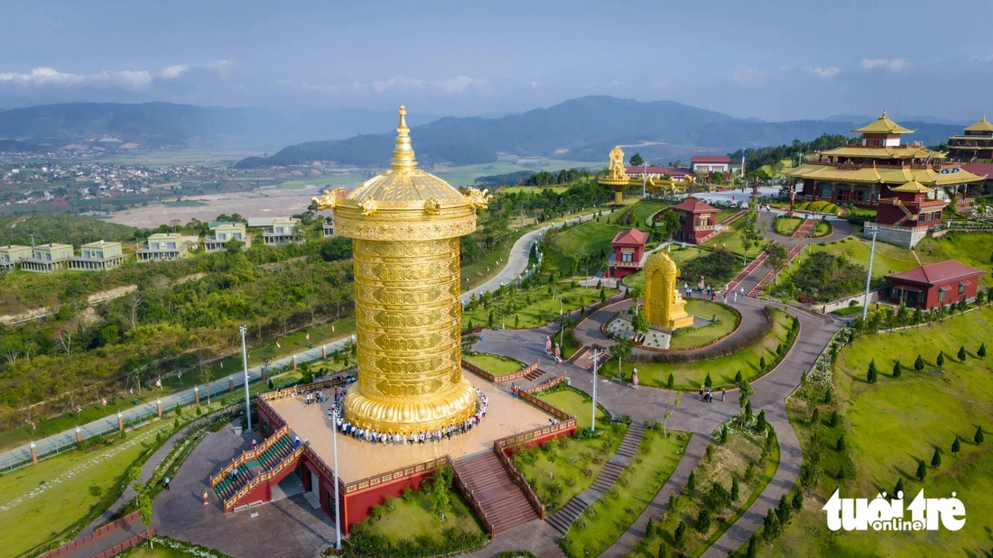 The world’s largest prayer wheel made of bronze plated with 24k gold at Samten Hills Dalat, a cultural and spiritual tourist complex in Tu Tra Commune, Lam Dong Province, located in Vietnam’s Central Highlands region. Photo: M.V. / Tuoi Tre