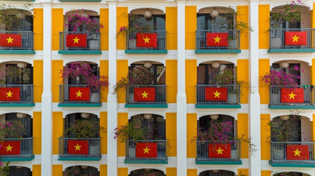 Hoi An hotel hangs 80 Vietnamese national flags during Reunification Day holiday
