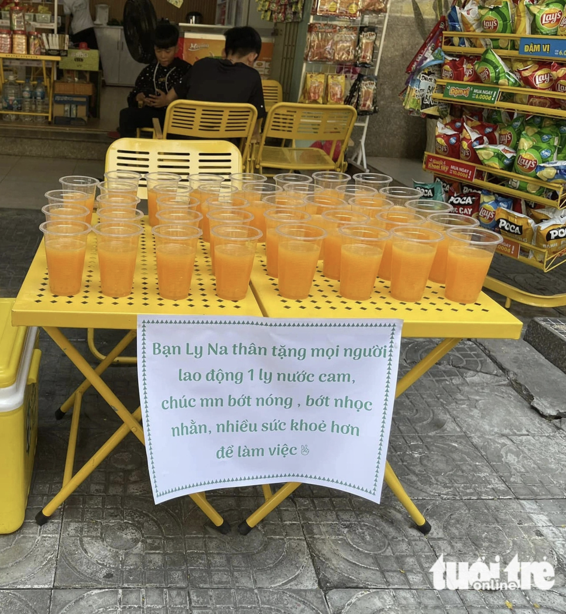 Free glasses of iced orange juice warm hearts, cool down outdoor workers in Da Nang