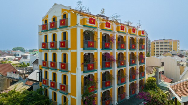 Vietnamese national flags are hung on the balconies of the hotel. Photo: Q.N. / Tuoi Tre