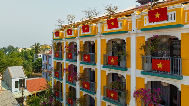 Vietnamese national flags hung outside the hotel create a special image on Vietnam’s Reunification Day. Photo: Q.N. / Tuoi Tre
