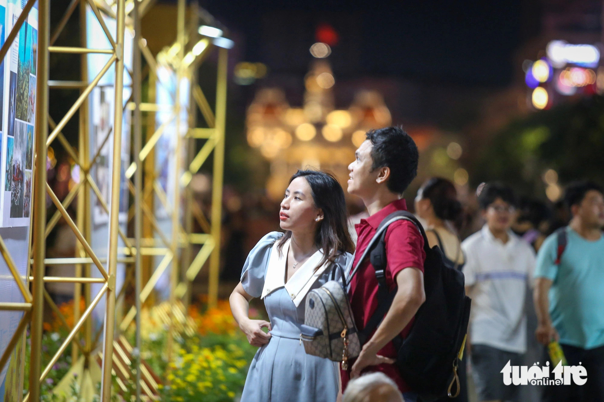A photo exhibition was set up along Nguyen Hue pedestrian street in District 1, Ho Chi Minh City to entertain the firework spectators. Photo: Phuong Quyen / Tuoi Tre