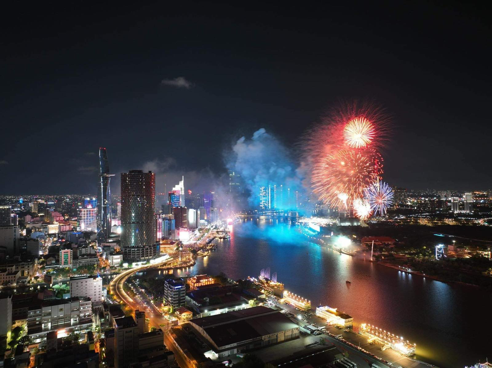 A bird’s eye view of fireworks dazzling the Ho Chi Minh City sky, April 30, 2024. Photo: Ha Vien Phuong