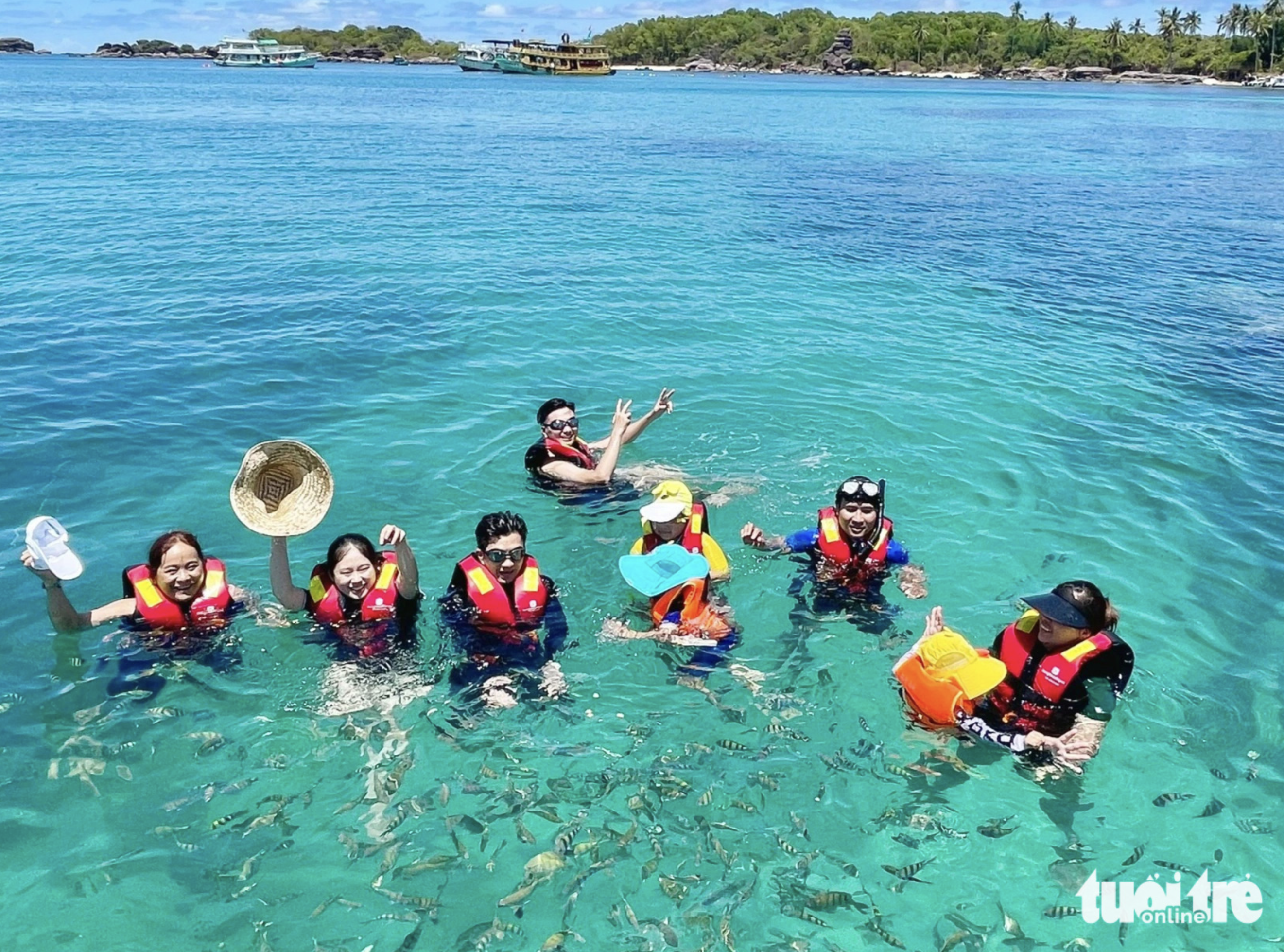 Tourists swim and explore coral on Phu Quoc Island. Photo: Chi Cong / Tuoi Tre