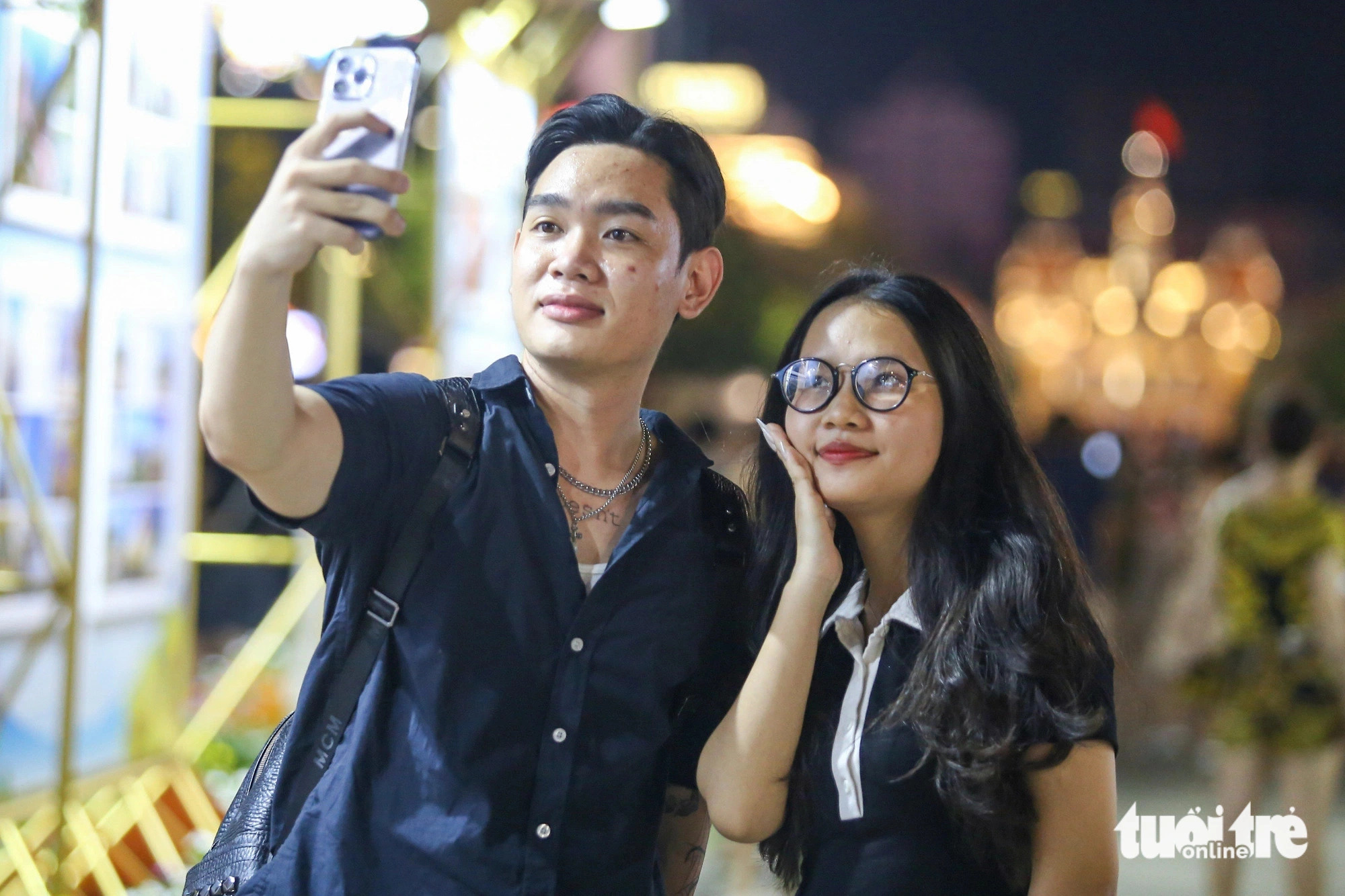 Hiep and Khanh Ly, residing in Dak Lak Province in Vietnam’s Central Highlands region, traveled to Ho Chi Minh City to enjoy the public holiday to commemorate Vietnam’s Reunification Day and International Workers’ Day (May 1). In this photo, the duo take a selfie prior to a firework show. Photo: Phuong Quyen / Tuoi Tre