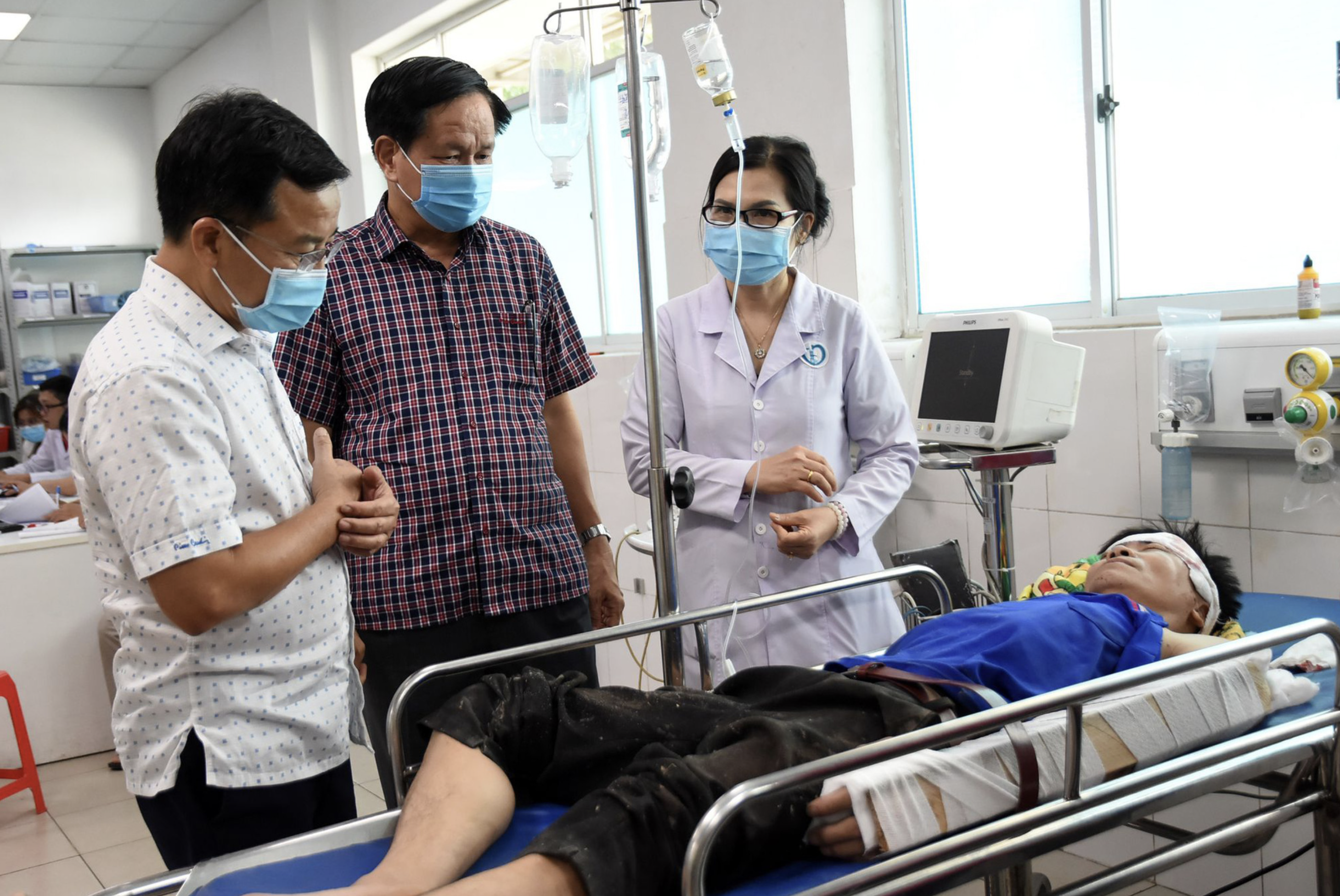 A worker injured in a boiler blast receives treatment at Thong Nhat General Hospital in Dong Nai Province, southern Vietnam. Photo: A Loc / Tuoi Tre