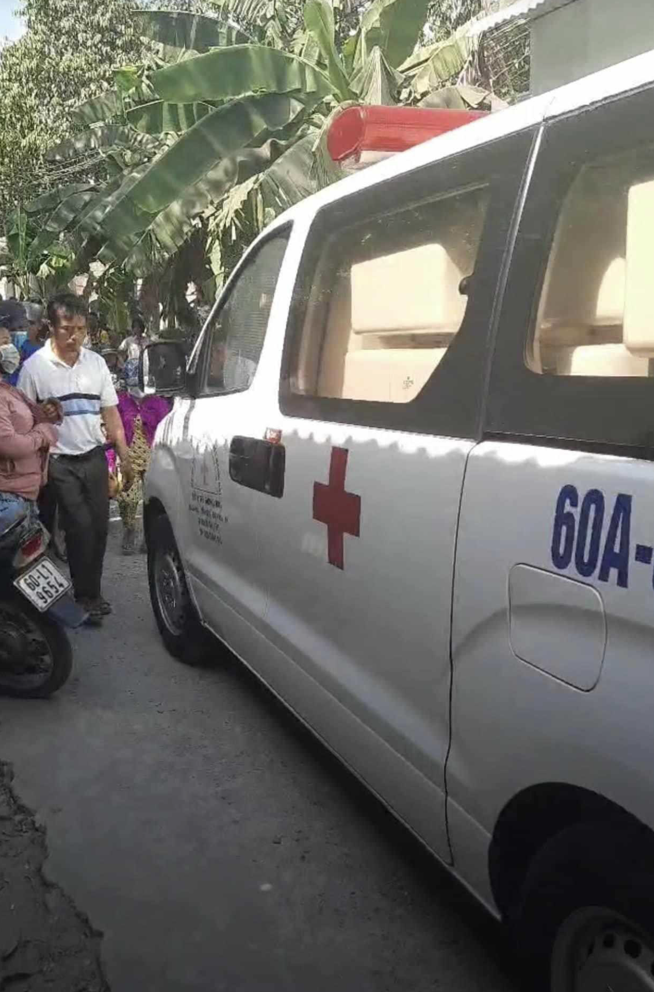 An ambulance dispatched to the scene of a boiler explosion at a wood production company in Dong Nai Province on May 1, 2024 to take victims to hospital. Photo: Supplied