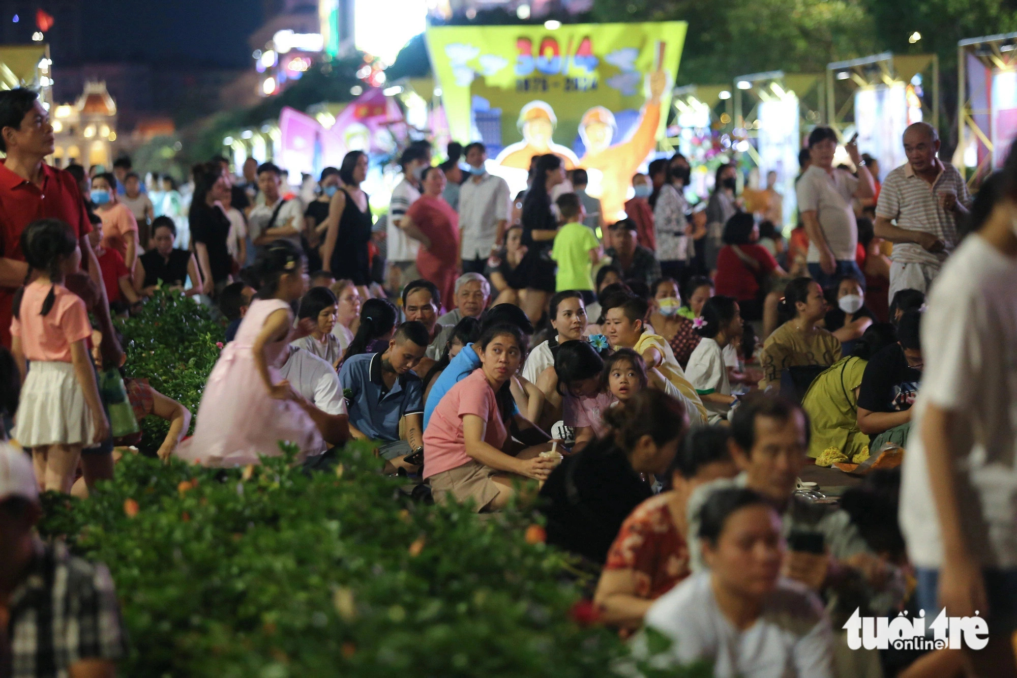 Local residents pack Nguyen Hue pedestrian street in District 1, Ho Chi Minh City to wait for a firework display. Photo: Phuong Quyen / Tuoi Tre